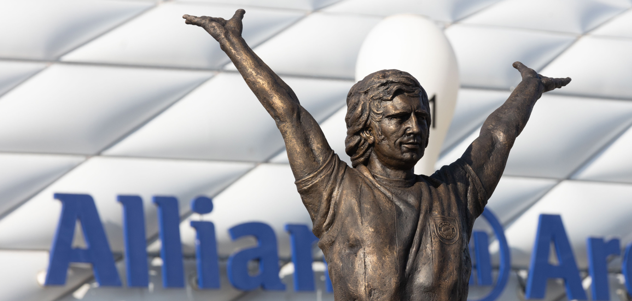 event banner for Bayern München vs. Bayer Leverkusen | Warm up Shirts