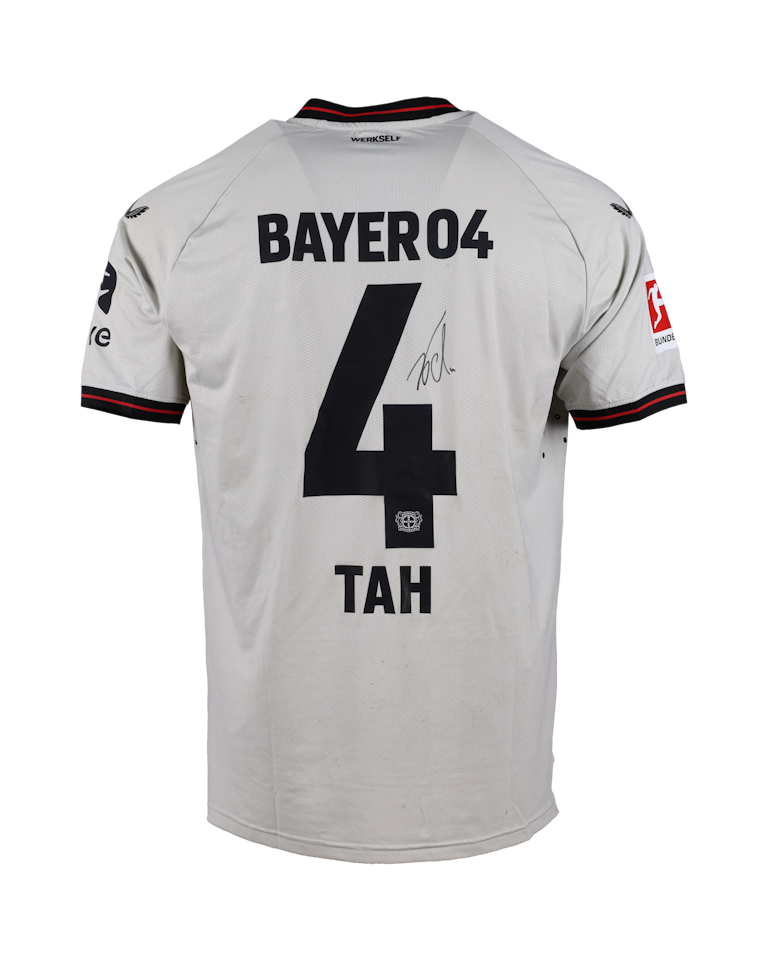 Jonathan Tah Bayer Leverkusen のシャツ
