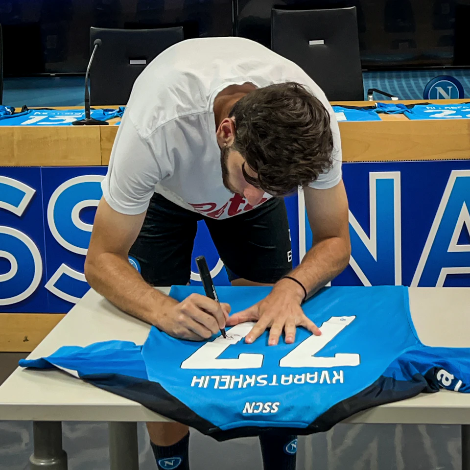 来自SSC Napoli的Khvicha Kvaratskhelia球衣