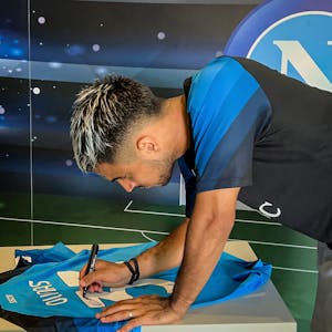 Adam Ounas Napoli forması