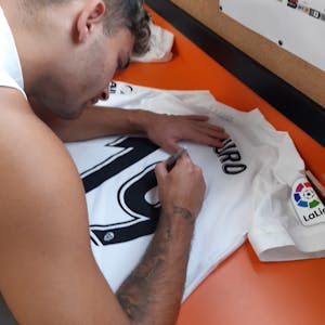 Hugo Duro Perales Valencia CF shirt