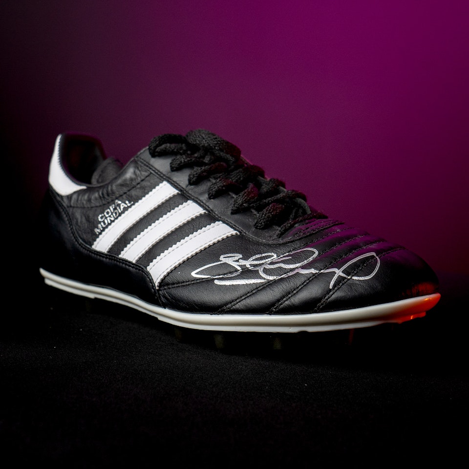 Steven Gerrard Right Boot 