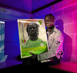 Verzamel deze exclusieve, grote Panini-sticker | Mbaye