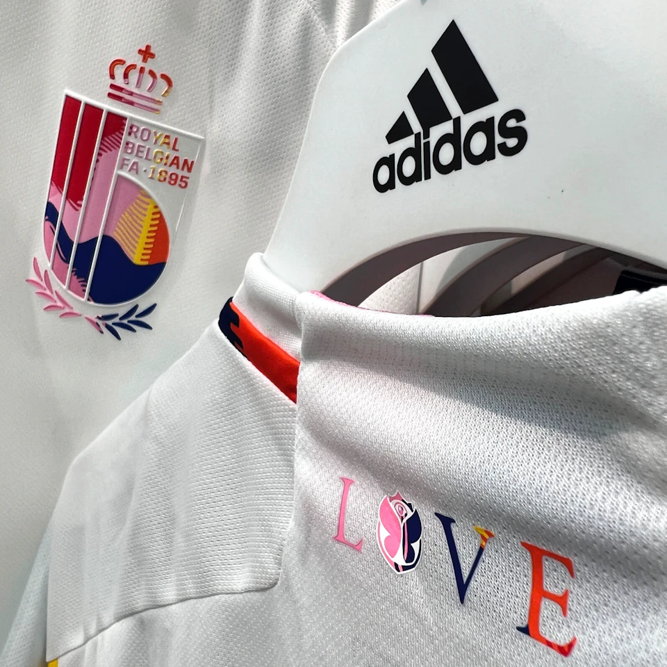 Squad signed World Cup shirt | Red Devils