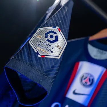 来自Paris Saint-Germain的El Chadaille Bitshiabu球衣