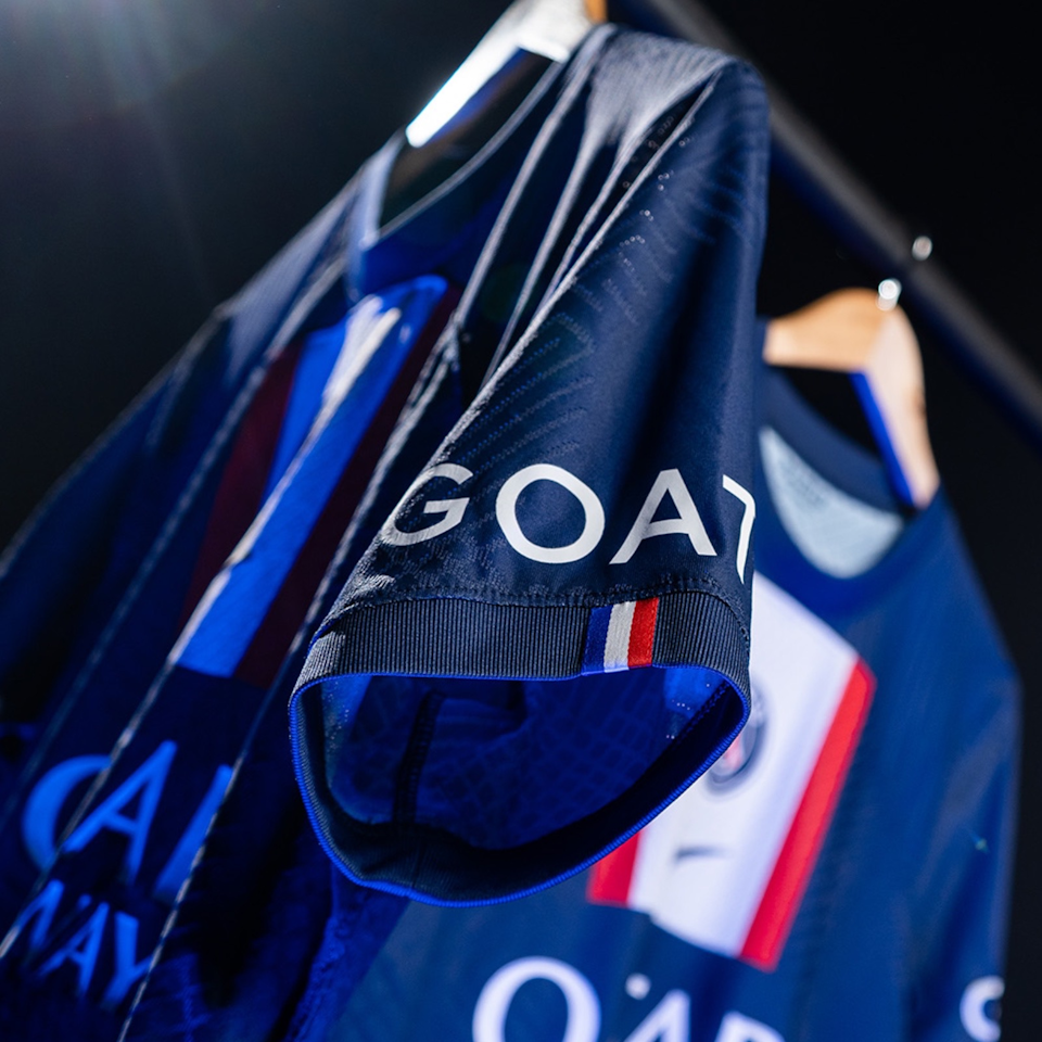 El Chadaille Bitshiabu Paris Saint-Germain jersey