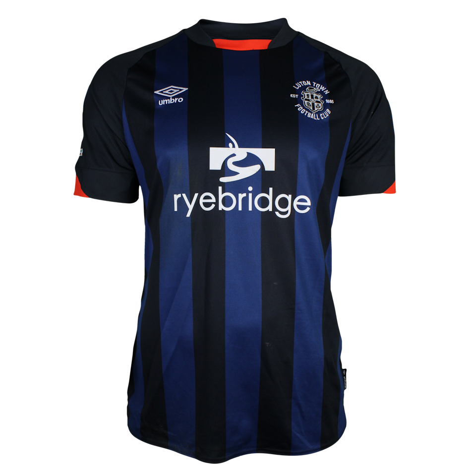 Fred Onyedinma Luton Town のシャツ