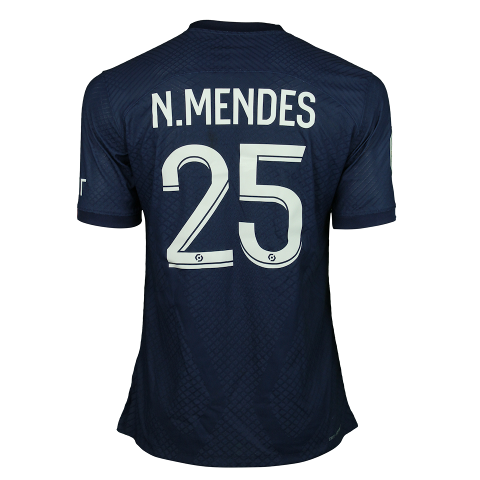 Paris Saint-Germain 팀의 Nuno Mendes 셔츠