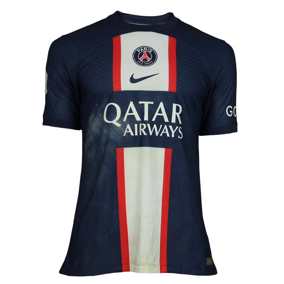 Paris Saint-Germain 팀의 Nuno Mendes 셔츠
