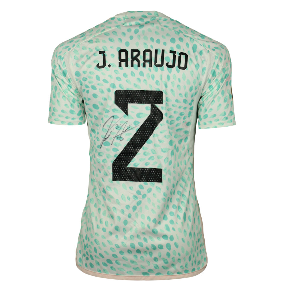 Julián Araujo