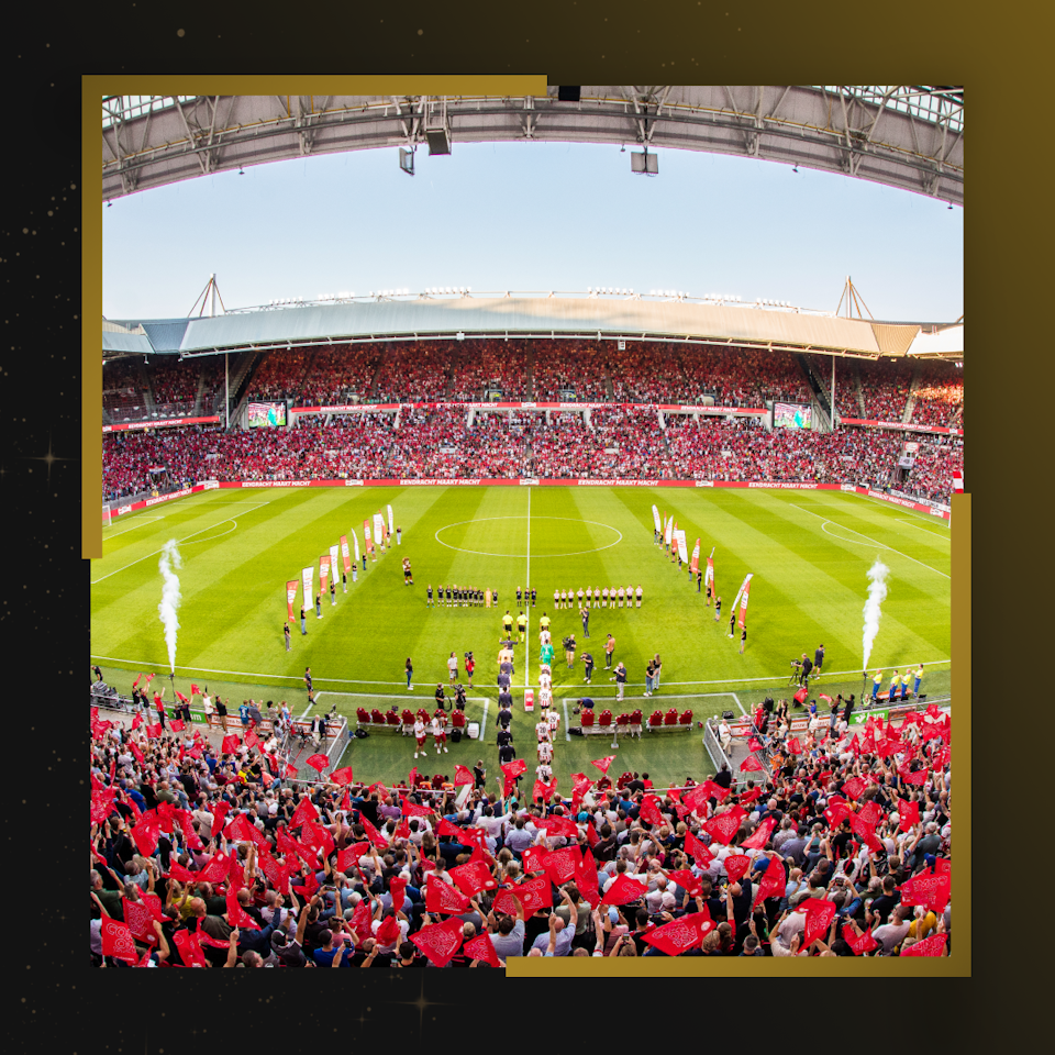 Play a match in the Philips Stadium with 13 friends, coached by Huub Stevens