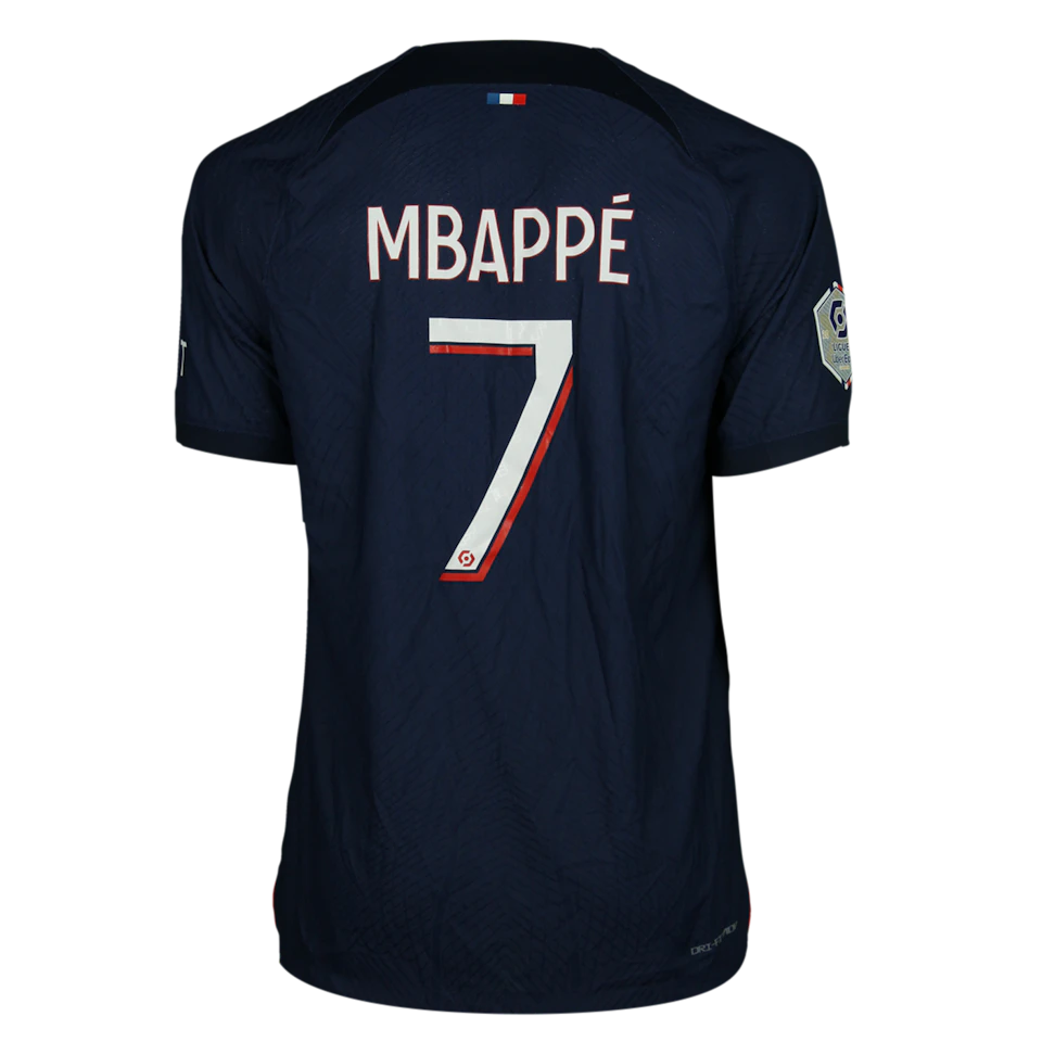 Paris Saint-Germain 팀의 Kylian Mbappé 셔츠