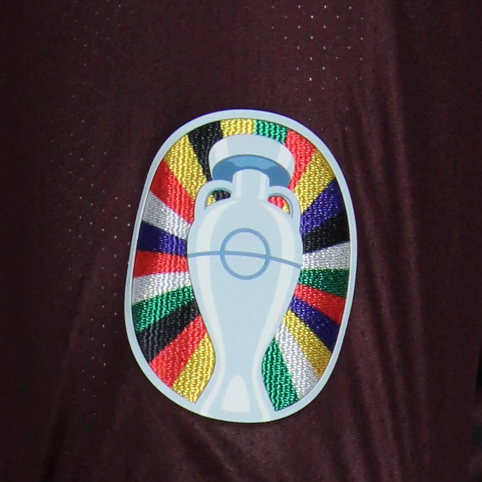 来自Latvia的Maksims Toņiševs球衣