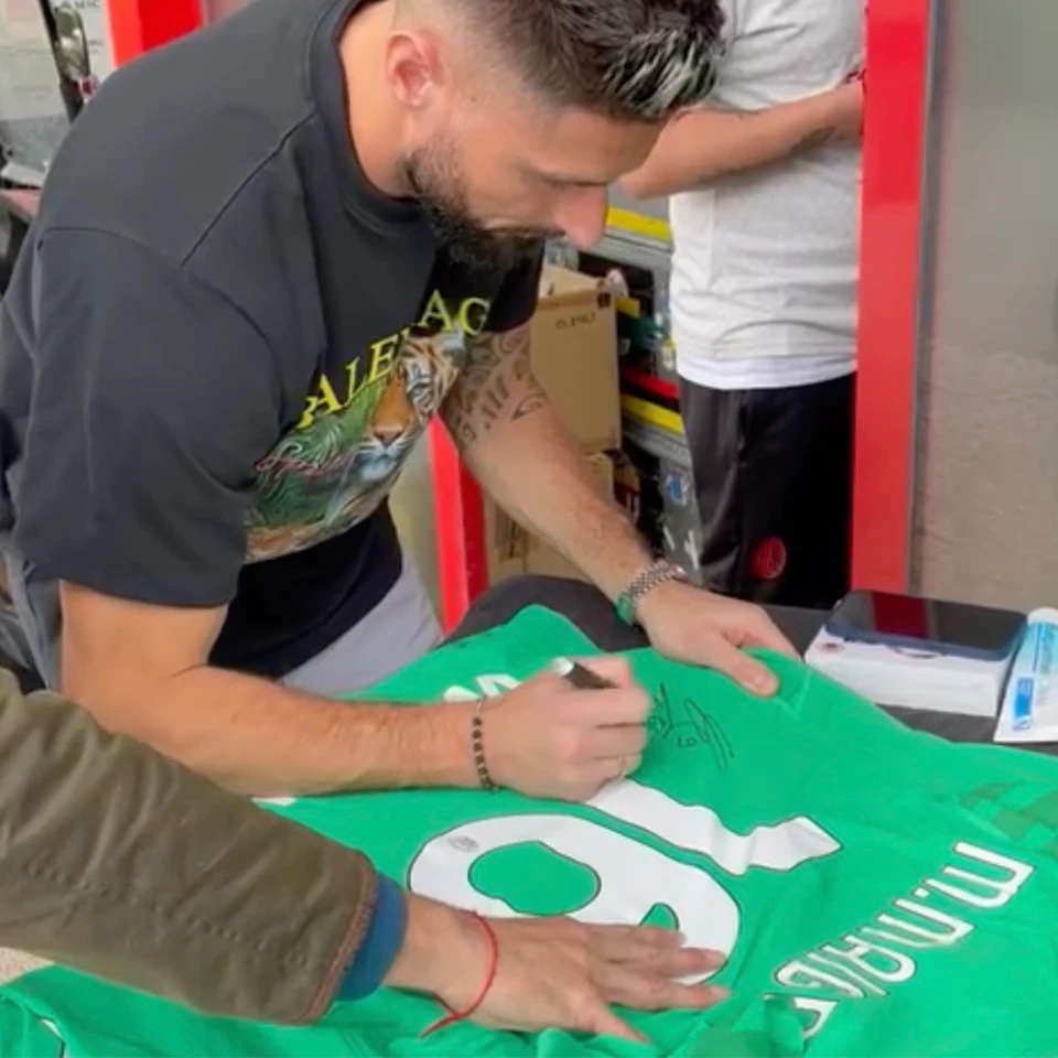 Mike Maignan | Signed by Giroud