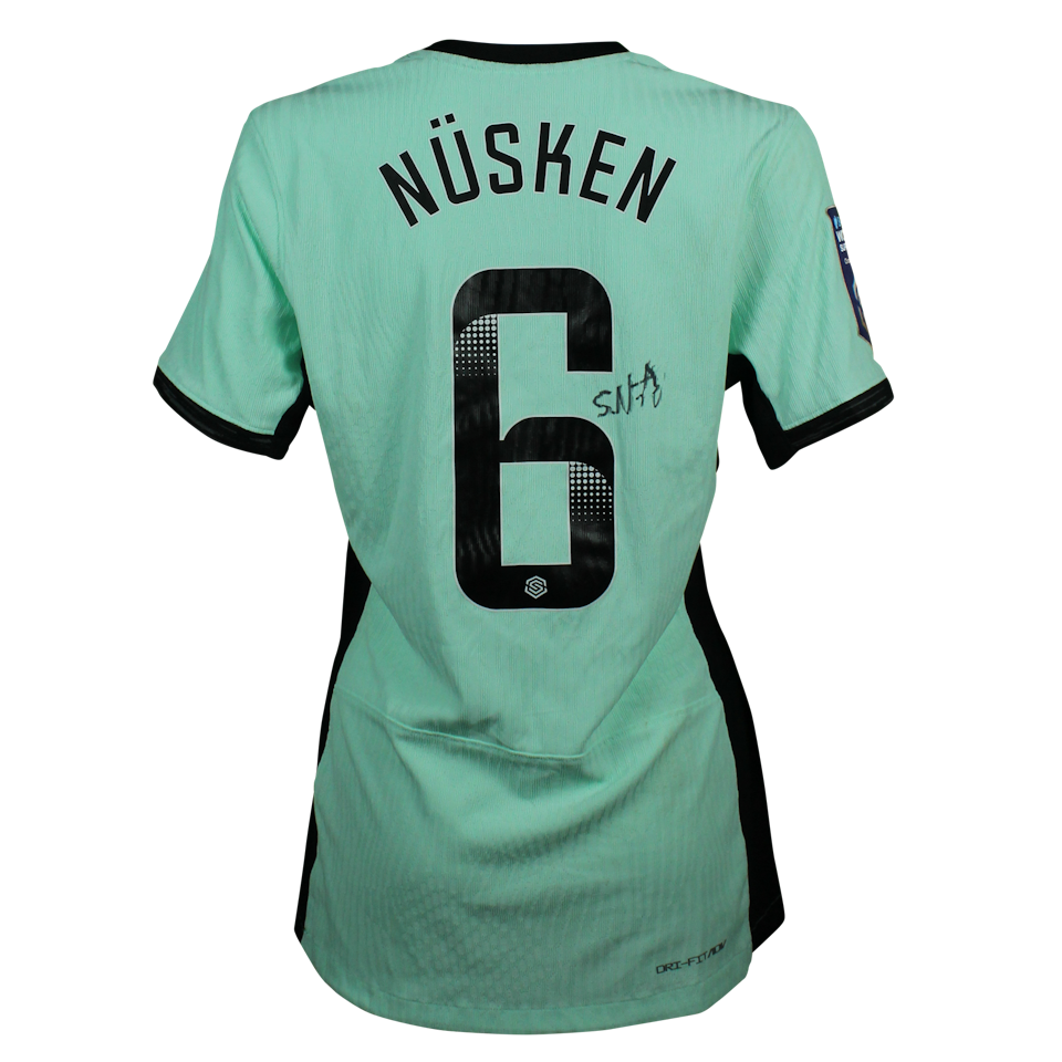 Sjoeke Nüsken Chelsea Women shirt