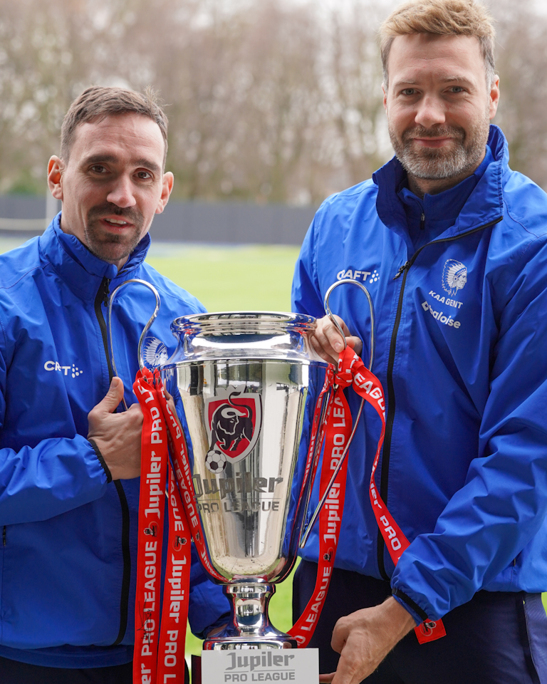 Feestbeker kampioenenjaar Gent (2014 - 2015) getekend door sterren van toen