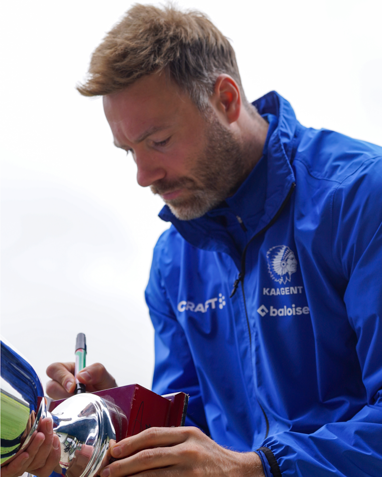 Feestbeker kampioenenjaar Gent (2014 - 2015) getekend door sterren van toen