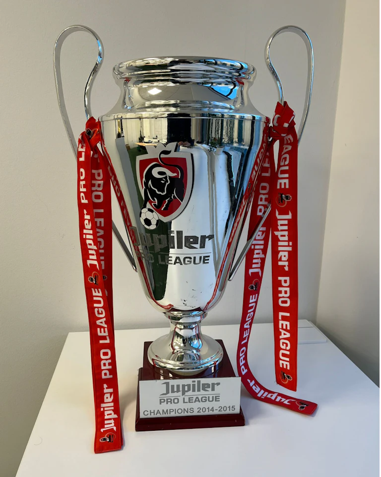 Feestbeker kampioenenjaar Gent (2014 - 2015) getekend door sterren van toen