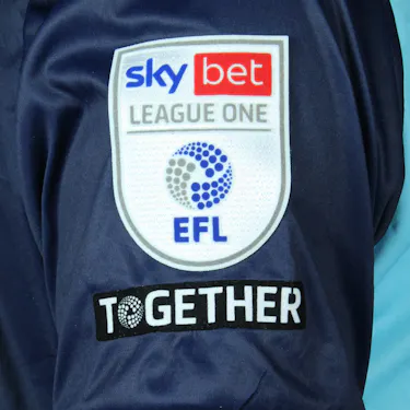 来自Wycombe Wanderers的Richard Kone球衣