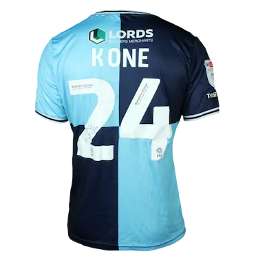 来自Wycombe Wanderers的Richard Kone球衣