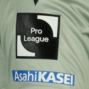Zion Suzuki 鈴木彩艶 STVV のシャツ
