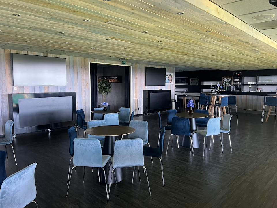 Ado Vrouwen skybox arrangement voor 4 personen incl. diner