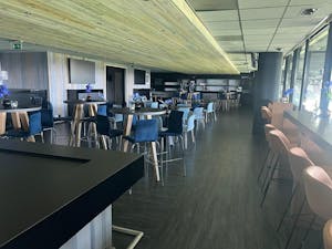 Ado Vrouwen skybox arrangement voor 4 personen incl. diner