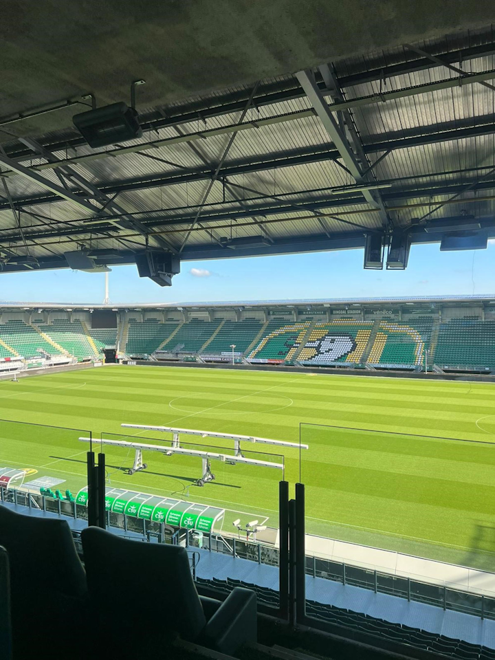 Ado Vrouwen skybox arrangement voor 4 personen incl. diner