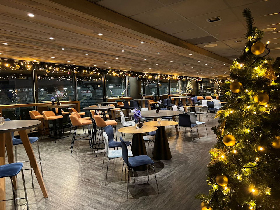 Ado Vrouwen skybox arrangement voor 4 personen incl. diner