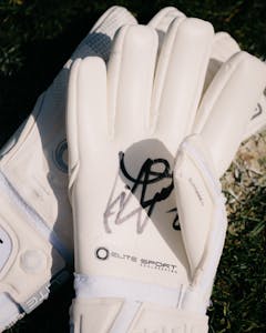 Keepers gloves Simon Mignolet