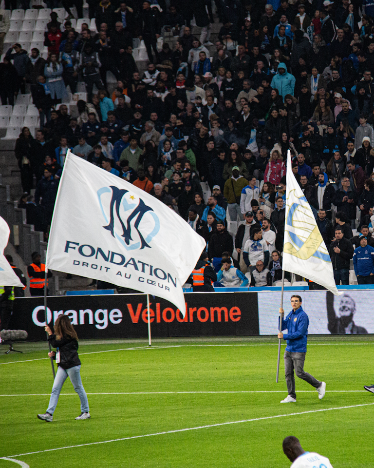 Olympique de Marseille vs RC Lens | Porte drapeau & 2 tickets - 1