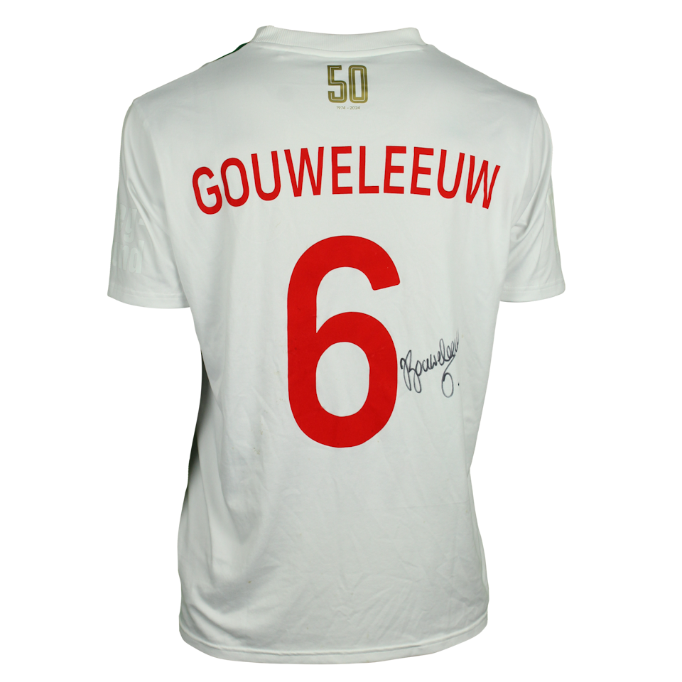 Jeffrey Gouweleeuw FC Augsburg shirt