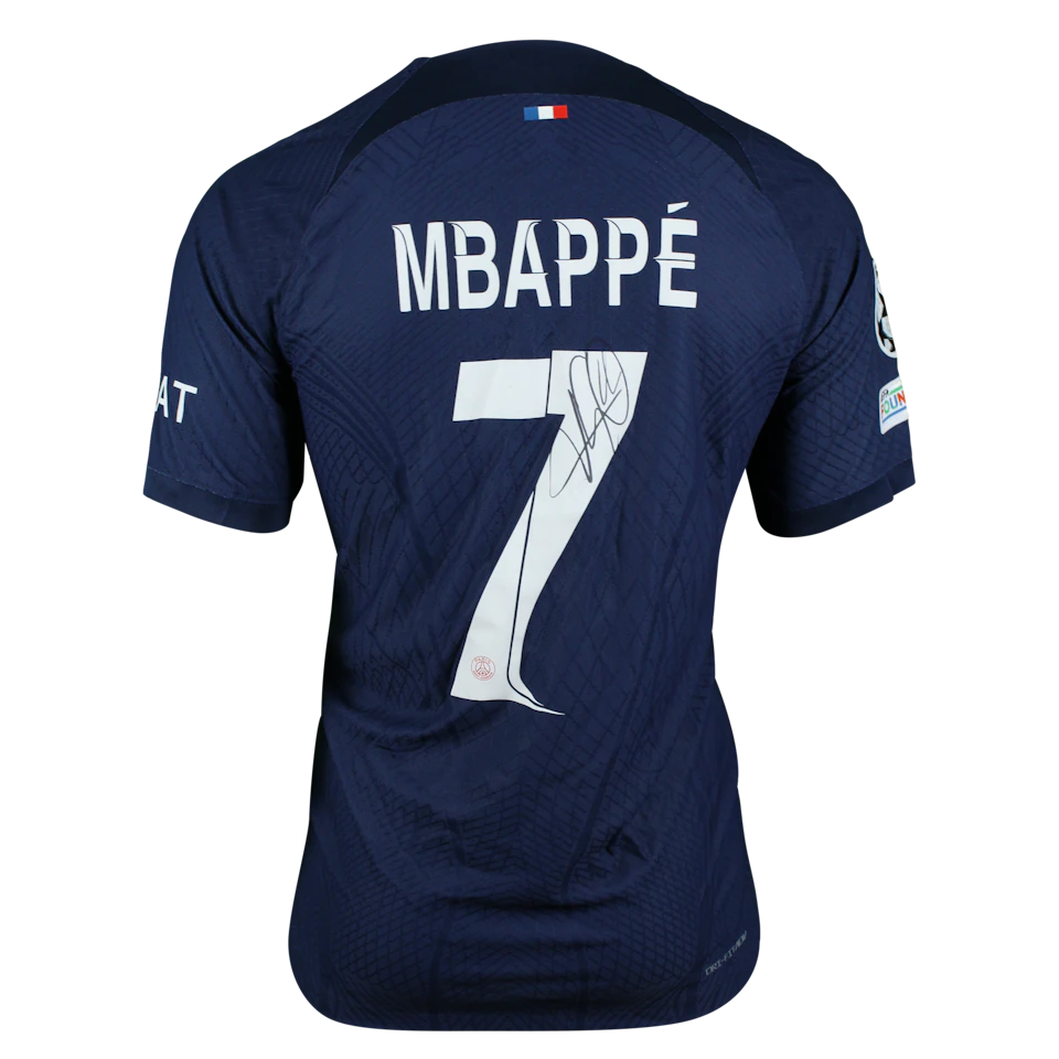 Paris Saint-Germain 팀의 Kylian Mbappé 셔츠