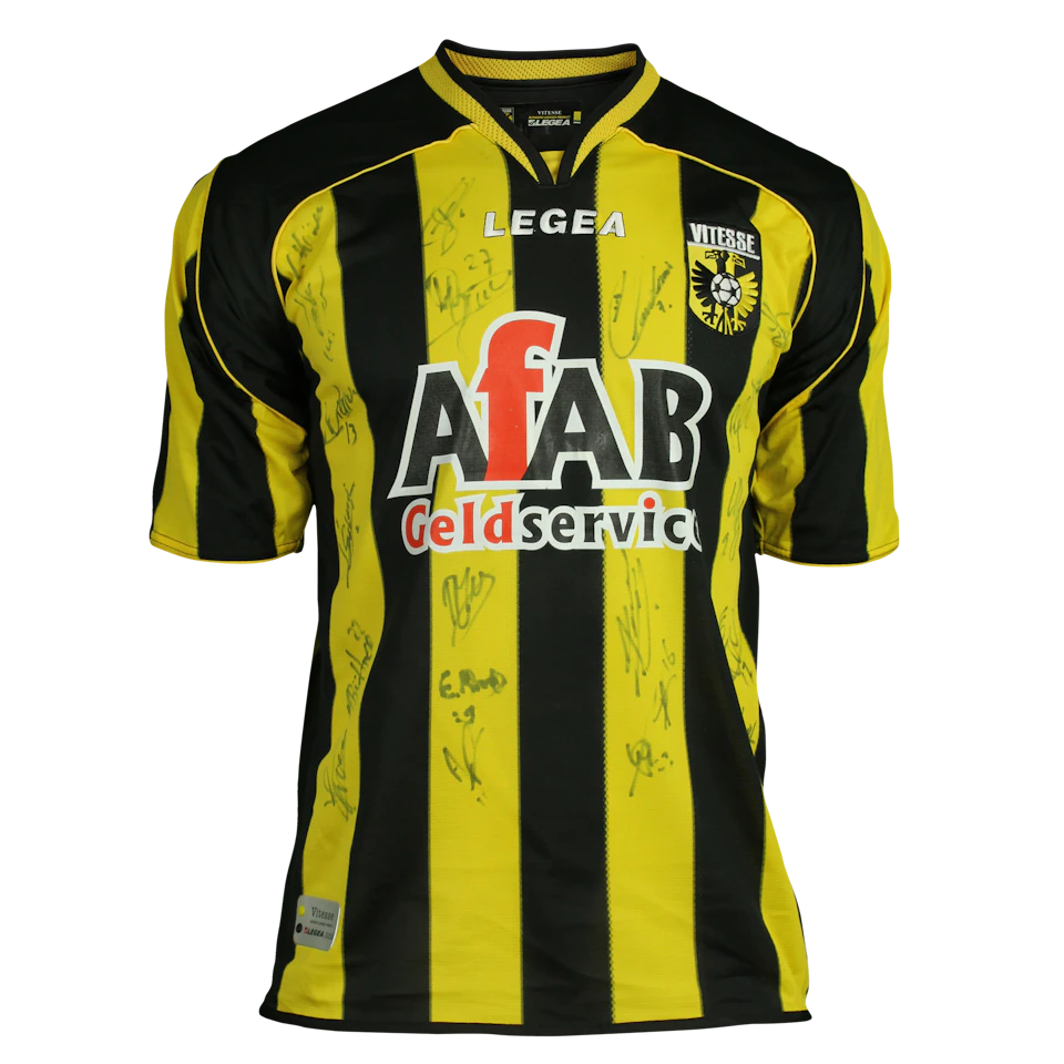 Squad Signed Yakubu shirt 2006-08