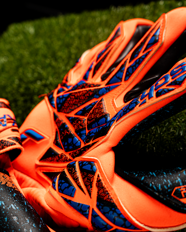Jiří Pavlenka | Goalkeeper Gloves 