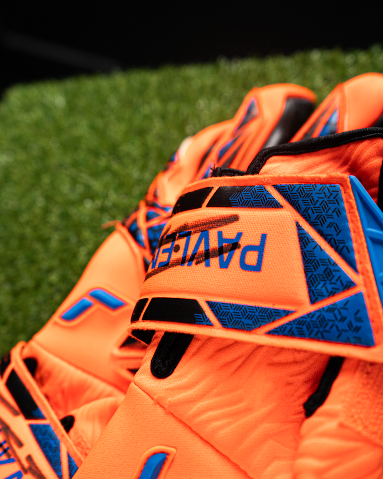 Jiří Pavlenka | Goalkeeper Gloves 