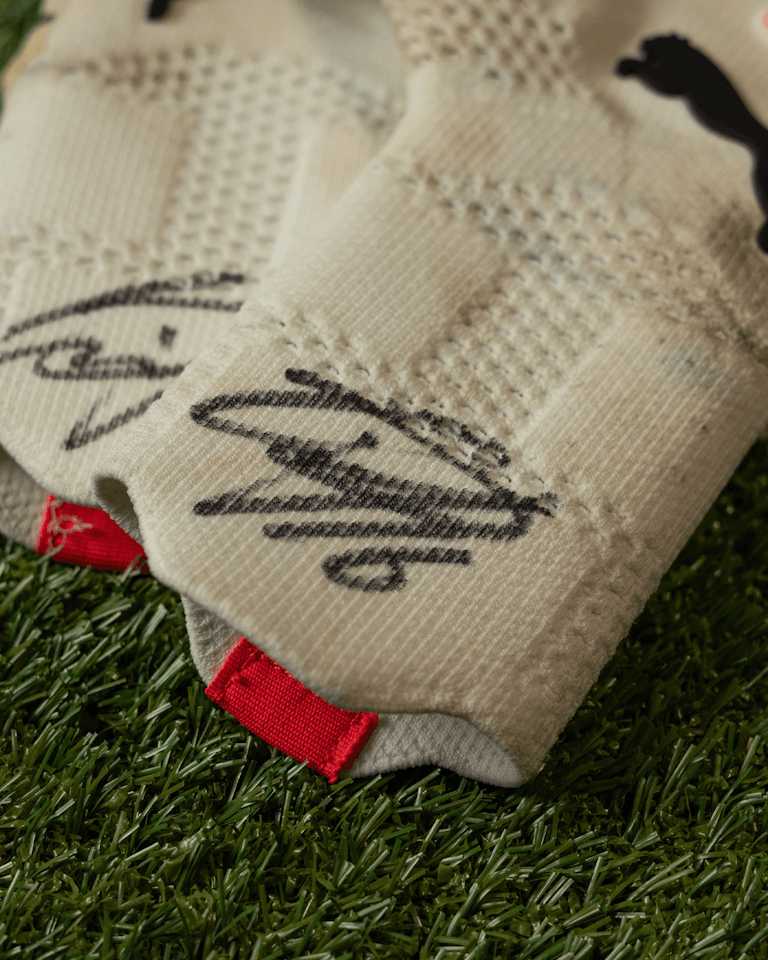 Daniel Schmidt | Signed Gloves - 2